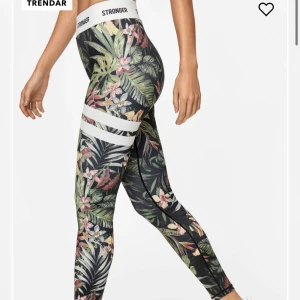 Stronger tights - Säljer mitt så fina träningsset som är i det SVARTVITA mönstret från stronger som är i mycket fint skick utan några som helst skador. Nypris för både tightsen och toppen är 800kr+400kr, säljer för 800kr då det ej säljs längre. Pris kan diskuteras❤️