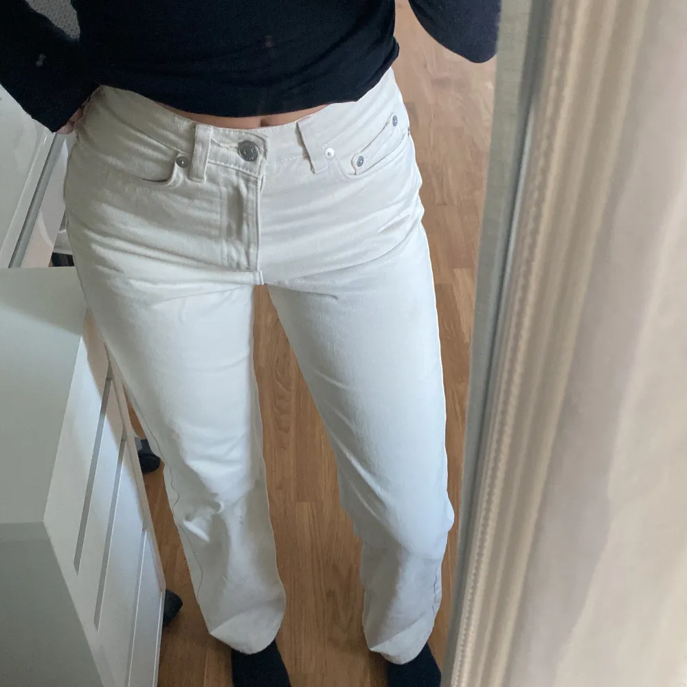 Sparsamt använda weekday jeans i modellen ”rowe” i W25 L32. Skriv för fler frågor💞. Jeans & Byxor.