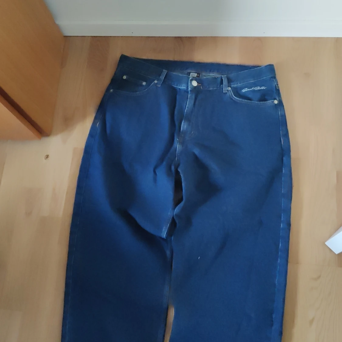 Jeans i mörkblå färg  - 90