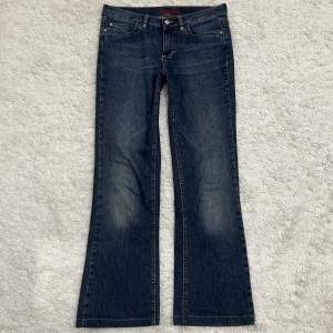 Lowrise o Bootcut jeans, i perfekt skick ❣️Midjan är 82cm och Innerbens är 70cm 