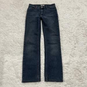Lowrise o Bootcut jeans, i perfekt skick ❣️Midjan är 79cm och Innerbens är 76cm 