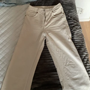 Beige jeans  - Köpte dem för 600 från bikbok men säljer dem för 400. Dem är i superfintskick då jag endast använt den några gånger för det blev för små. Dem är i storlek 32 men Passar även 34.