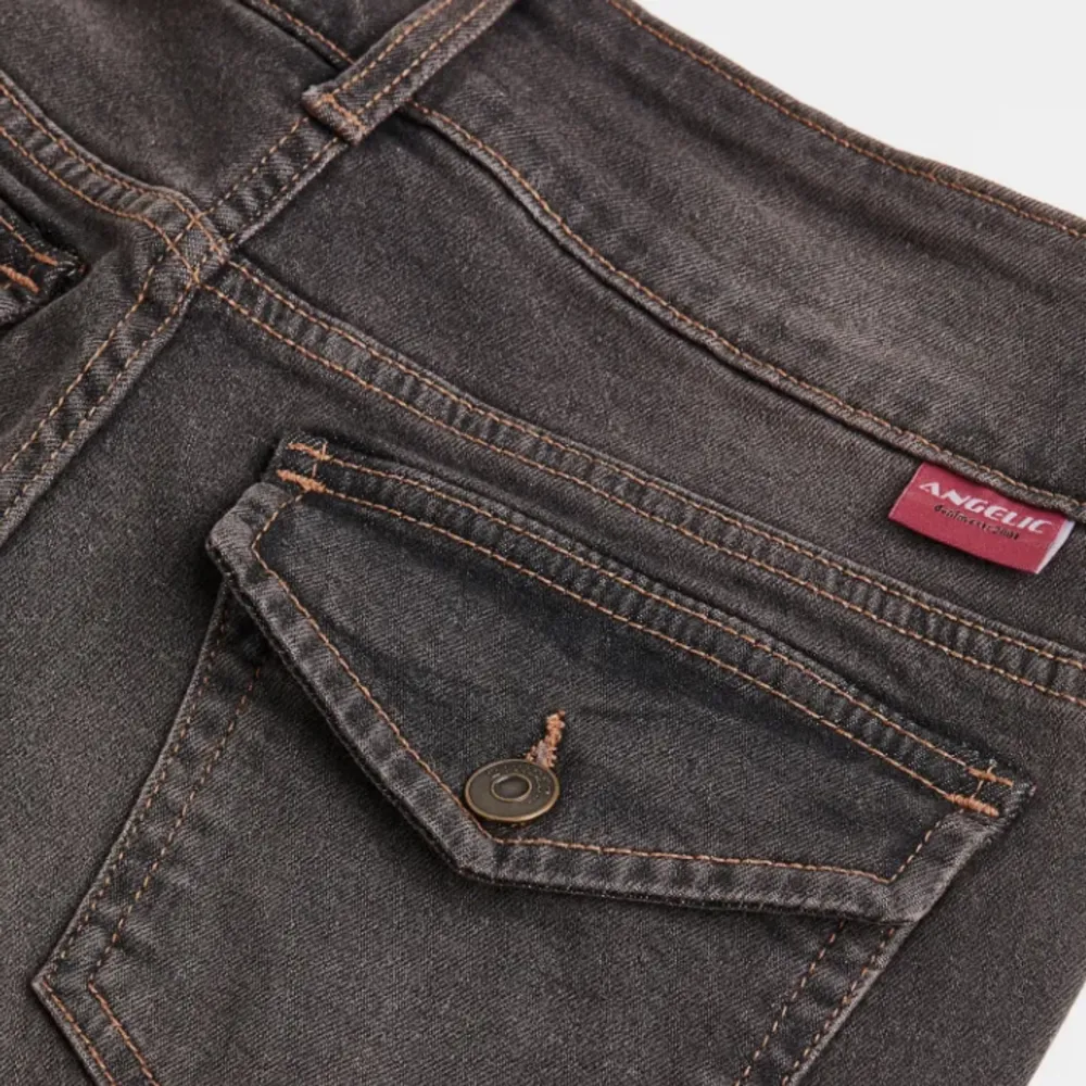 Low waisted jeans från hm. Storlek 40, men är väldigt små i storleken💕säljer dem då jag inte använder dem längre. Budet börjar på 250kr:). Jeans & Byxor.