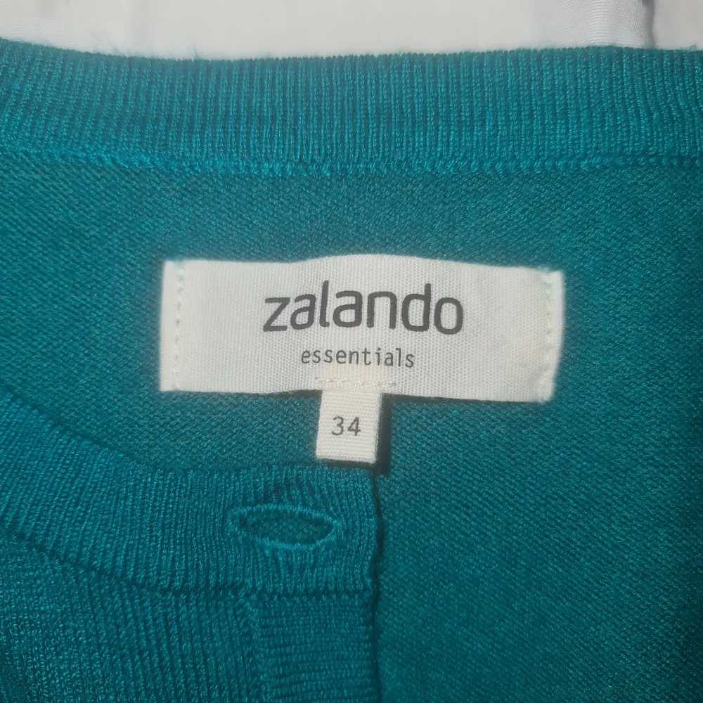 Den här koftan är från Zalando. Den har ganska fin men har knappt använt den kanske 2 gånger. <3. Tröjor & Koftor.