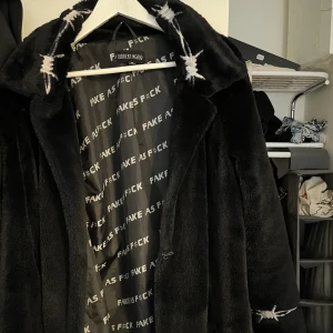 Jacka  - Från dollskill i storlek M  Jag har storlek S och den passar mig 