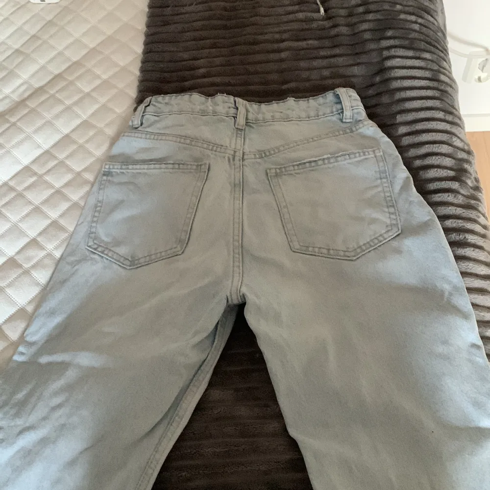 Säljer dessa fina jeans pga av att dem blivit för små. Det är i väldigt fint skick. Köpta för 400kr. . Jeans & Byxor.