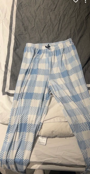3- pack pyjamasbyxor  - Mysiga byxor till ett bra pris! 1 bilden: köpta från shein, storlek M, passar större, väldigt stretchiga 2 bild : köpta från Cubus, stl M, mysiga!! 3 bild: köpt från shein storlek m, passar större väldigt stretchiga