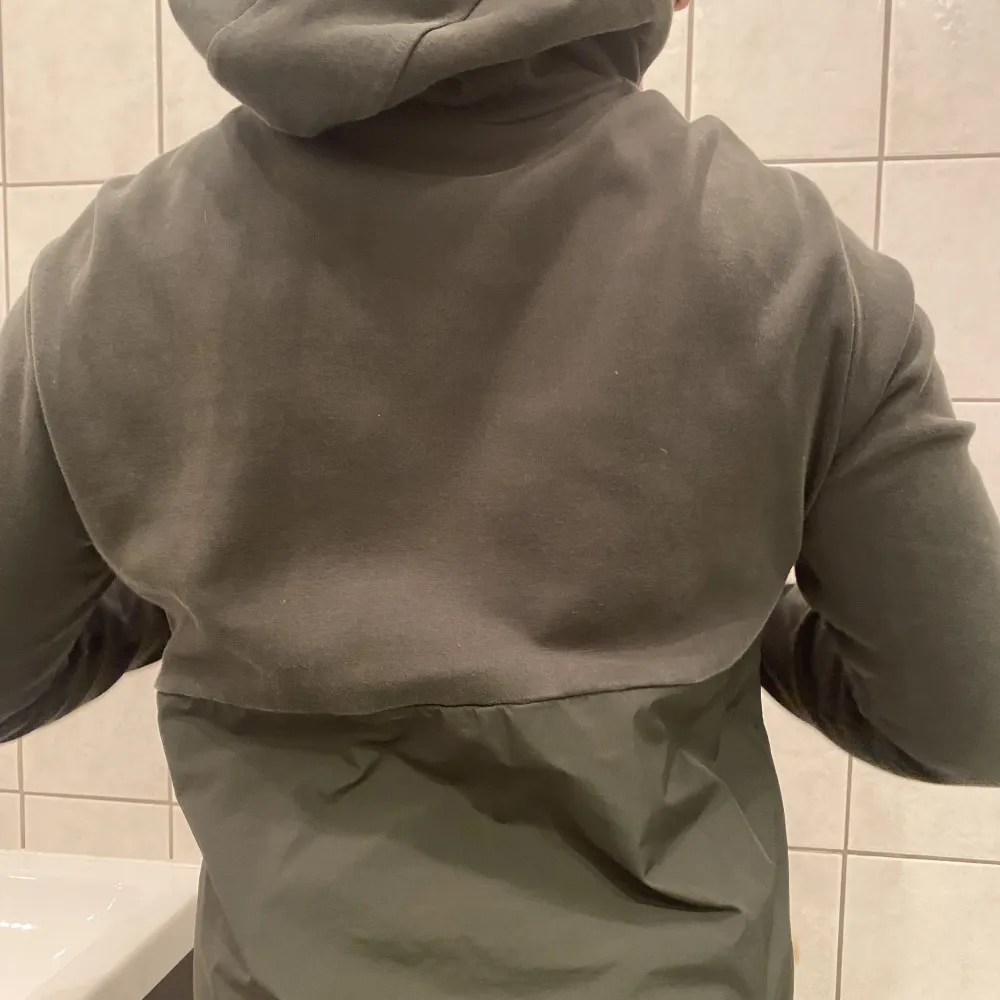 Säljer en mörkgrön superdry hoodie. Är hyfsat använd men fortfarande bra kvalite. Pris kan diskuteras . Hoodies.