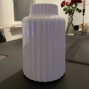 Vit vas | Hemtex - Vit stilren vad från hemtex. Bra skick.  20 cm i höjd. 