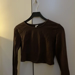 Brun långärmad tröja från Nelly - Croppad långärmad tröja från Nelly, sitter super fint! Skriv privat för bild på☺️