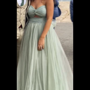 Balklänning - Säljer min vackra klänning. Använd en kväll. 