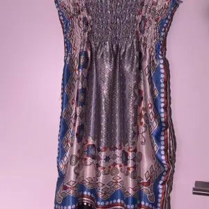 Silkes klänning med mönster stretching byst