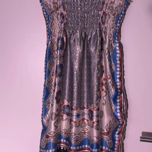 Silkes klänning  - Silkes klänning med mönster stretching byst