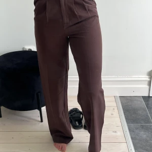 Kostymbyxor  - Bruna kostymbyxor från bikbok i storlek 32. Använda 1 gång💕