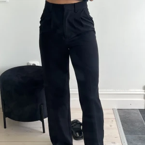 Kostymbyxor  - Svarta kostymbyxor från bikbok i storlek 34. Använda 1 gång💕