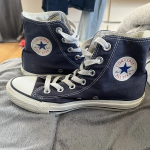 Höga Converse  - Säljer dessa Converse som är använda någon enstaka gång💞 Tvättar och gör rent dem innan dom skickas men dem är som nya💞