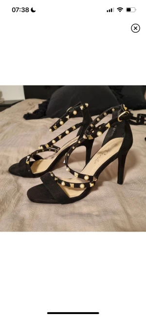 Svarta klackskor  - Säljer dessa svarta klackskor i stl 36. Aldrig använda