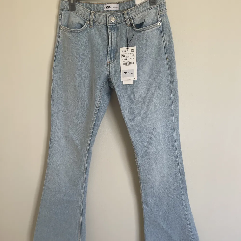 Ljusblå lågmidjade bootcut jeans från zara💙 Helt oanvända, nypris 399kr säljer för 225kr. Jeans & Byxor.