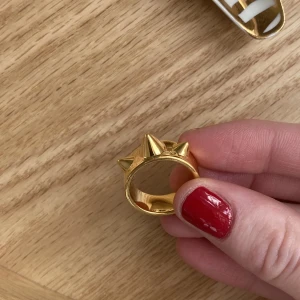 Ring Sophie by Sophie  - Så cool ring från Sophie by Sophie! Sparsamt använd. Köptes förra året och hittar den inte på hemsidan. Se sista bilden för Sophie by Sophies gravering. Kan vara något repig, men kanske går att putsa upp. Nypris var ca 1000kr. 