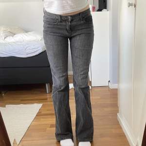 Säljer Brandy Melville jeans som knappt är använda, passar mig som vanligtvis har storlek S och är 168 cm lång. Köpta i Spanien för mer än 500 kr. midjemått 76 cm, innerbensläng 84 cm 💕
