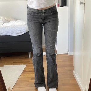 Jeans - Säljer Brandy Melville jeans som knappt är använda, passar mig som vanligtvis har storlek S och är 168 cm lång. Köpta i Spanien för mer än 500 kr. midjemått 76 cm, innerbensläng 84 cm 💕