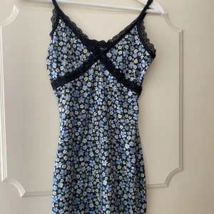 Blommig klänning  - Såå söt blommig klänning från h&m! Perfekt till sommaren💗Endast använd en gång😊