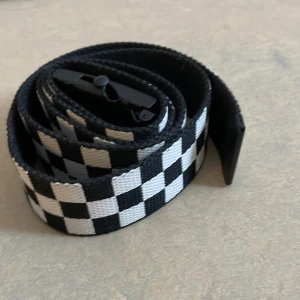 Skärp - Detta snygga skärp är en otroligt bekväm accessoar som verkligen piffar upp din outfit. Brukade användas när jag gillade att skejta men passar lika bra till vilken hobby som helst! Köptes på zalando för ett tag sen men den är som ny! 