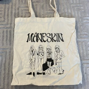 Totebag - Är du ett fan av praktiska tygväskor och Måneskin? då passar denna totebag dig perfekt! Använt ett par gånger men jag känner att den skulle passa ett äkta fan mycket bättre😍 Väskan föreställer bandets fyra medlemmar :)