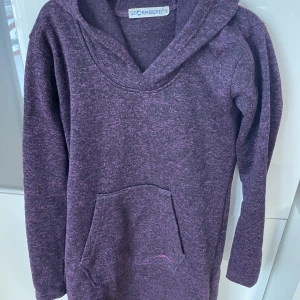 Stickad klänning lila med magficka - Stickad lila klänning med magficka