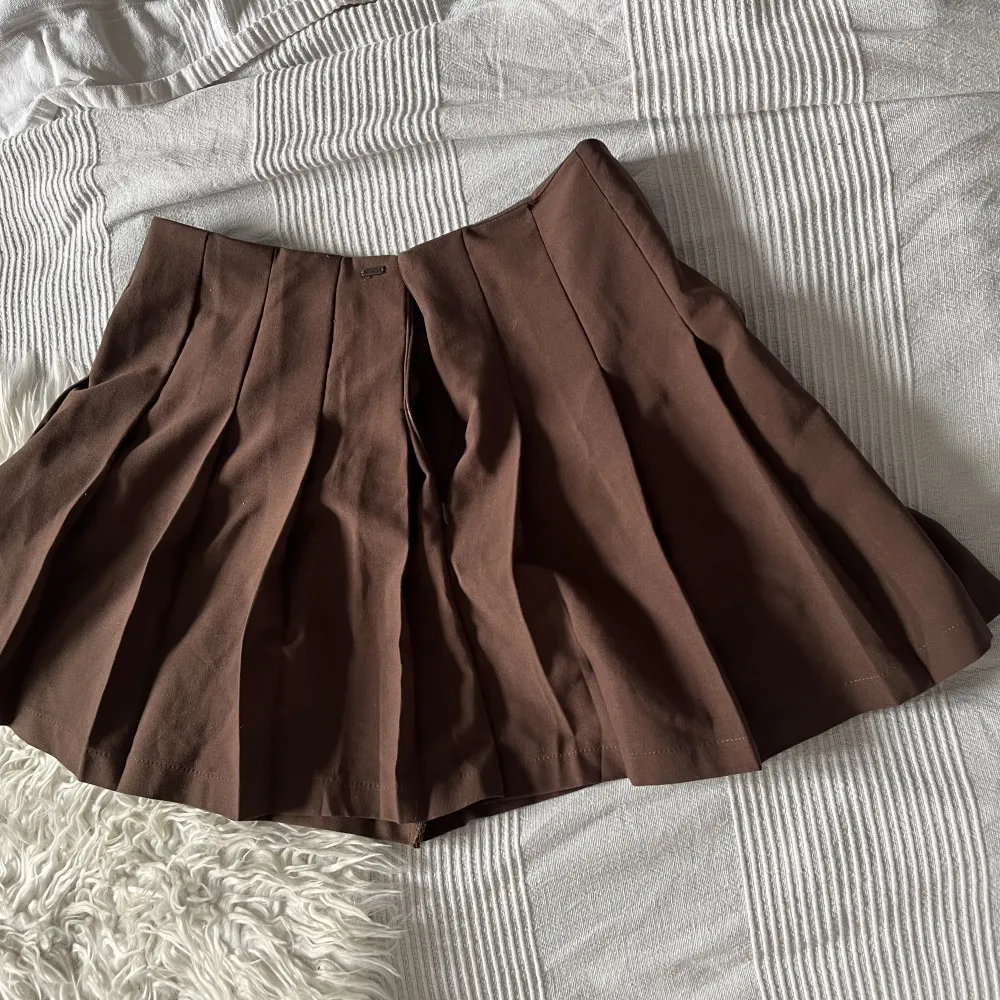 Cute brown pleated mini skirt in good quality only used once.  Size L that fits as a size M/L. . Kjolar.
