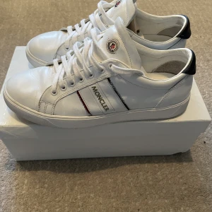 Moncler skor - Säljer ett par moncler skor i storlek 42. Skick 7,5/10! Har box dustbag och kvitto till dom!  Hör gärna av dig om du har frågor!