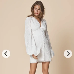 Adoore klänning - Kollar intresse på denna adoore klänning. Perfekt till student eller midsommar. Köpte själv till studenten men hittat någon som passar mig bättre. Lappar finns kvar! Slut på hemsidan. Stl 34, säljer för 1000kr💕