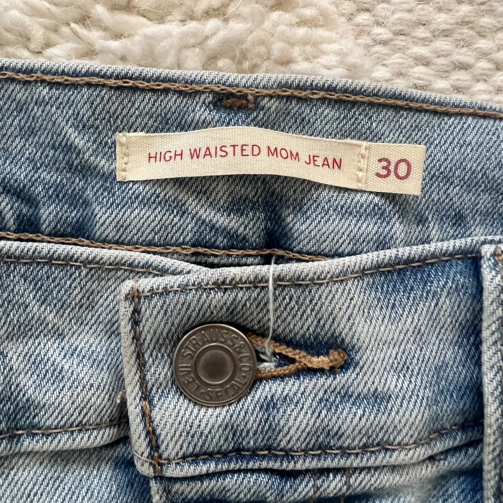 Ett par högmidjade Levis jeans. Använda 5-6 gånger. Ganska stretchiga. Storlek 42/44. Jeans & Byxor.