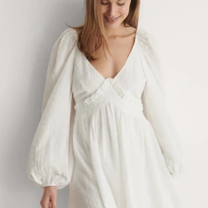 Nakd vit klänning - SÄLJER denna helt slutsålda vita klänning från nakd. Helt oanvänd finns lapp kvar osv💓 jätte fin till studenten!  Skicka privat för fler bilder