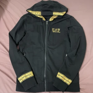 EA7 tröja  - EA7 Emporio Armani jacka, använd fåtal gånger.  Inga lösa trådar eller fläckar.  Nypris: 1245kr  Spårbar frakt ingår i priset  Storlek S men passar även M 