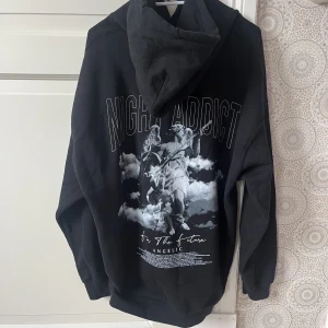 Hoodie - Använd Max 5 gånger  Ny pris 750