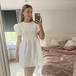 Studentklänning - Säljer nu en av mina studentklänningar som jag hade tänkt ha i år, den är verkligen sååå fin med ett drömmigt mönster som ni kan se på bild 2!  Nypris är 699 kr och den är endast testad! 