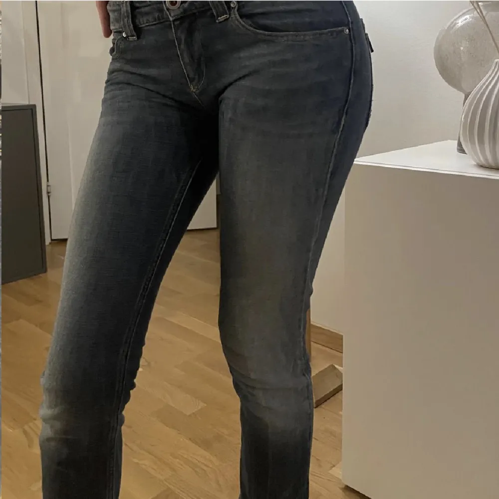 Jättesnygga, unika jeans från Emporio Armani med strass på fickorna. Låg midja och straight leg. Nypris ca 2300 kr. Inga defekter, superfint skick. Kontakta mig för mer information! 🫶🏽. Jeans & Byxor.