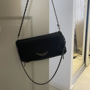 Zadig väska - Zadig & Voltaire väska, använd men fortfarande bra skick! Nypris ca 3500🖤