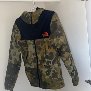 The North face jacka - En North face jacka som jag haft i 2 år ungefär. Har inte använt den så mycket då den inte är min stil och jackan är därför i bra skick. Den är i storleken ”S”men jag är då 1.85cm och den passar mig perfekt. Skriv för fler bilder