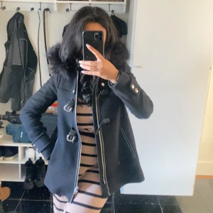 Kappa med luva och avtagbar päls  - Säljer min fina kappa från zara som är en gammal modell då den inte kommer till användning längre  Nypris 1300