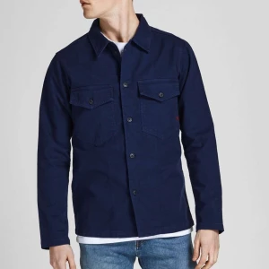 Overshirt  - Säljer min brors mörkblåa overshirt i storlek M den är i jätte bra skick skriv privat för bilder på tröjan.