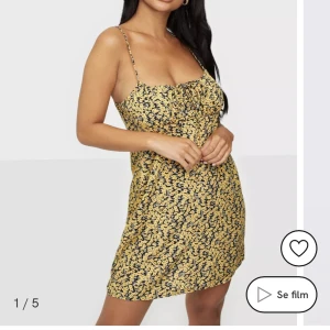 Motel klänning  - Motel klänning som aldrig är använd, dragkedja i rygg. Xs, lappen sitter kvar.