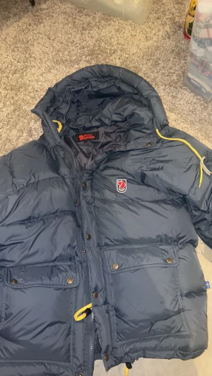 Fjällräven jacka  - Säljer denna fjällräven jacka. Storlek S använd ca 2 gånger. Köparen står för frakten 