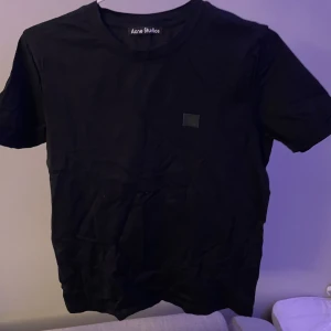 Acne Studios t-shirt - Riktigt clean t-shirt från Acne Studios. Sparsamt använd så är fortfarande i superbra skick. Skriv gärna om du har några funderingar 😊