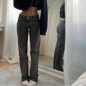 Midrise straight jeans - Säljer dessa straight jeansen från zara som inte har kommit till användning💞 Passar mig som brukar ha storlek 38
