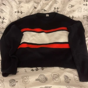 Stickad tröja - En fin stickad tröja som inte är stickig i storlek xs. Säljer på grund utav att jag inte använder den längre. Skriv om frågor. Frakten betalar köparen.