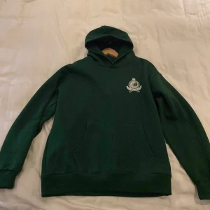 New Balance hoodie - New Balance hoodie köptes för 520 SEK Storlek S. Använd runt 4 gånger bara.. inga hål eller fel på den