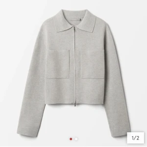 Cardigan med dragkedja CROSS - Söt grå cardigan. Använt Max 3 gånger så är nästan nyskick. (Nypris 499) Köparen står för frakten!🤍
