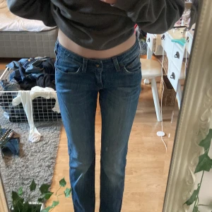 Lågmidjade Jeans - As snygga Lågmidjade jeans från lee! Står ingen storlek men skulle gissa på 24/25❤️